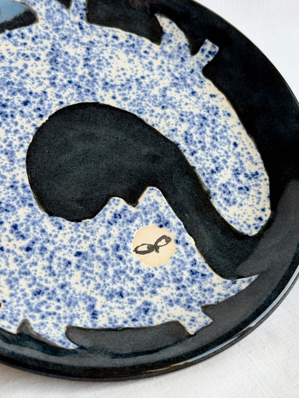 Talerz ceramiczny z jasnym kotem 