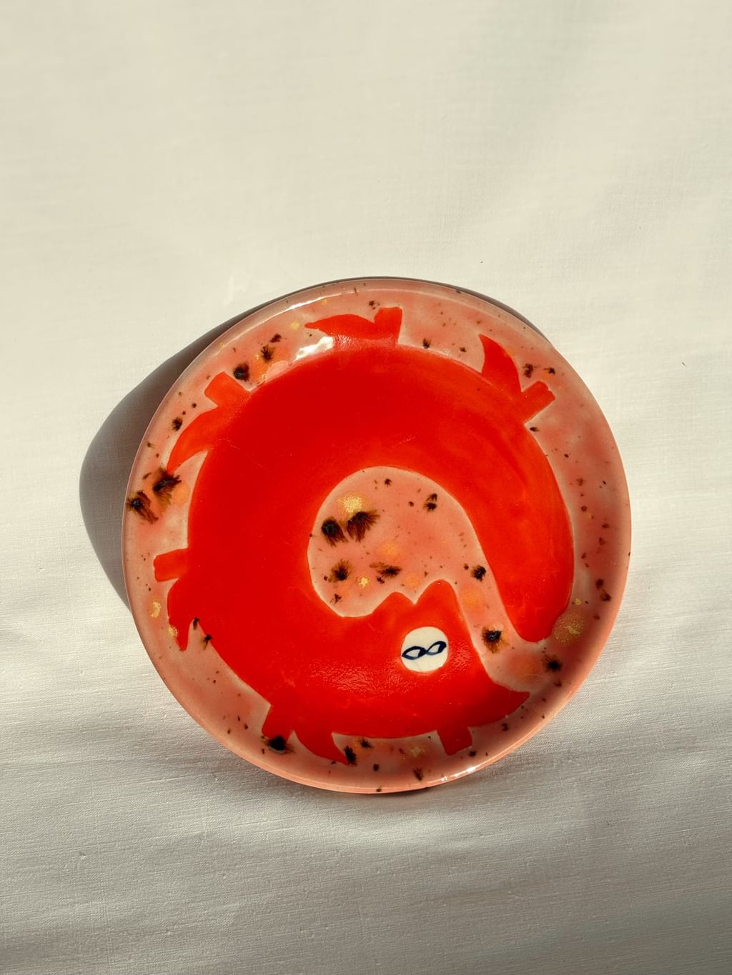 Talerz ceramiczny z czerwonym kotem