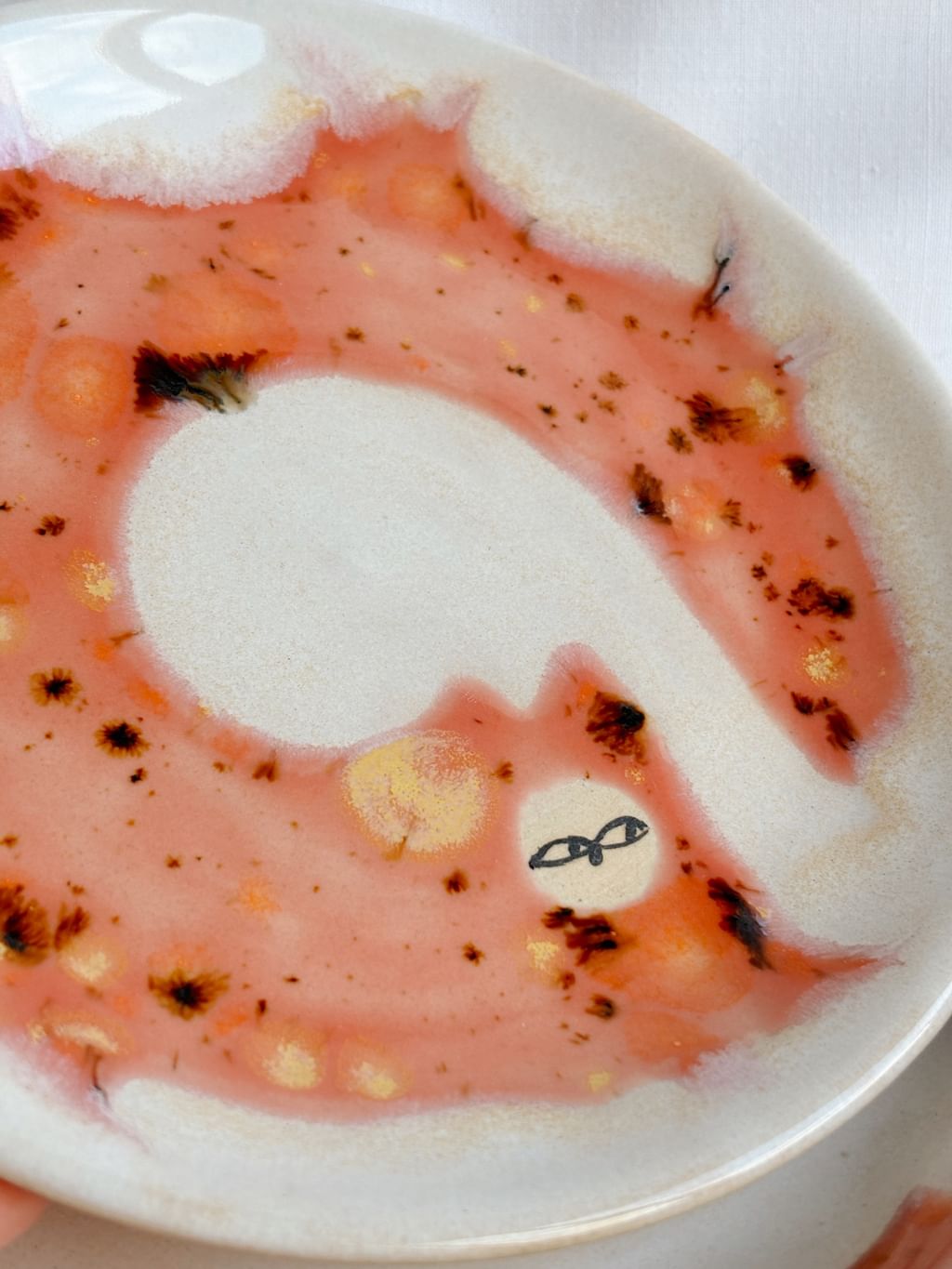 Talerz ceramiczny z różowym kotem