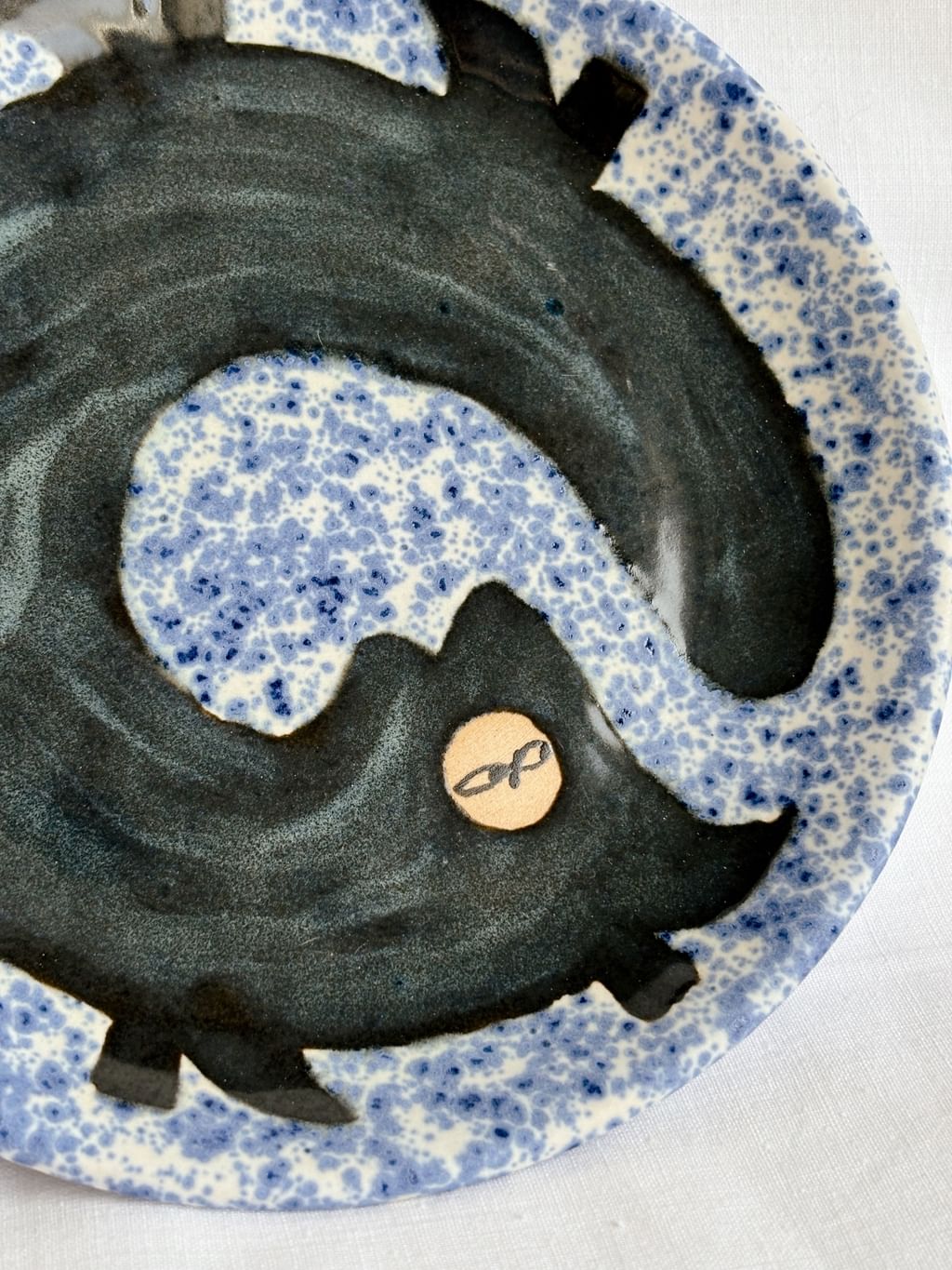 Talerz ceramiczny z granatowym kotem