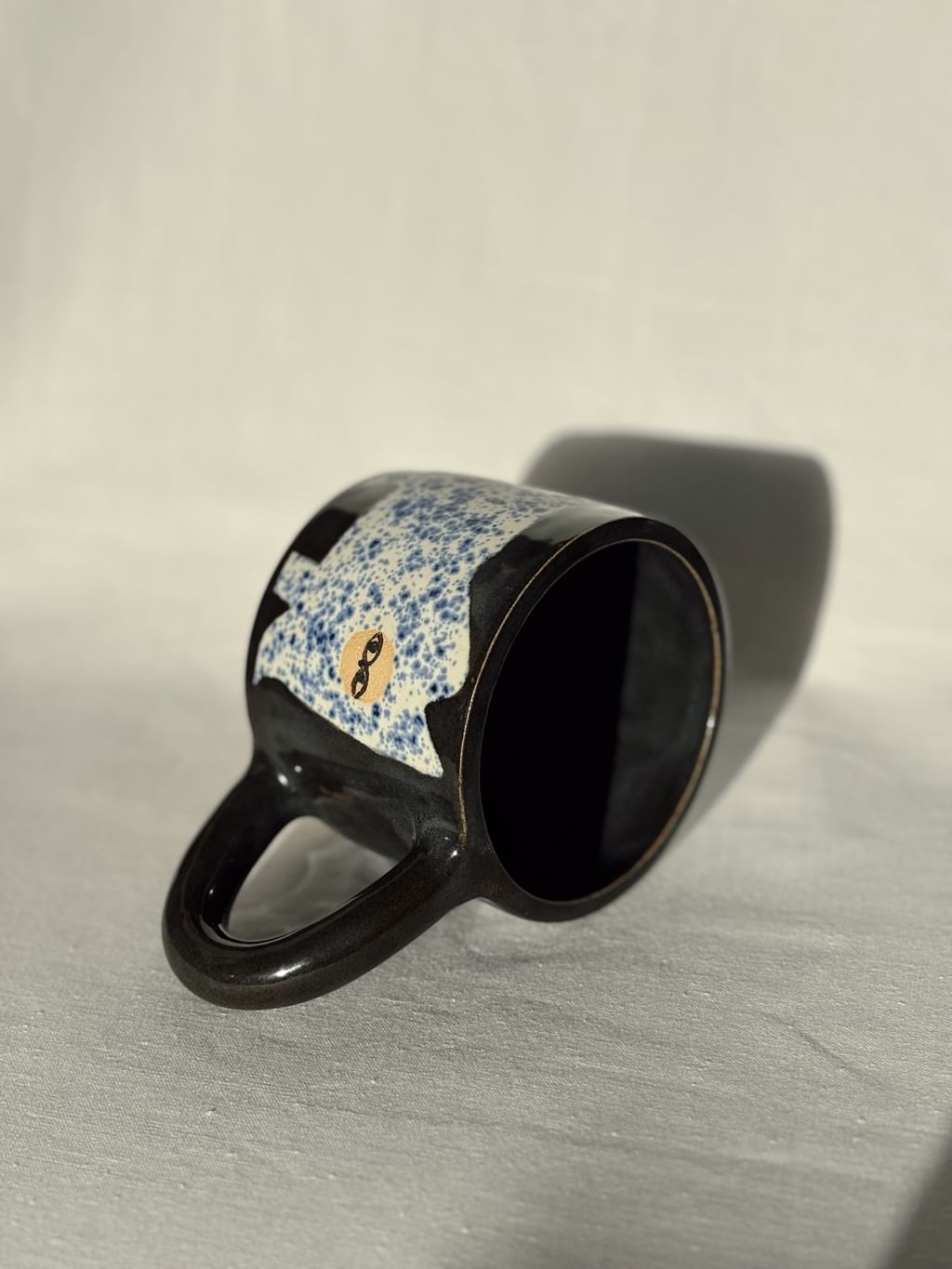 Kubek ceramiczny z jasnym kotem