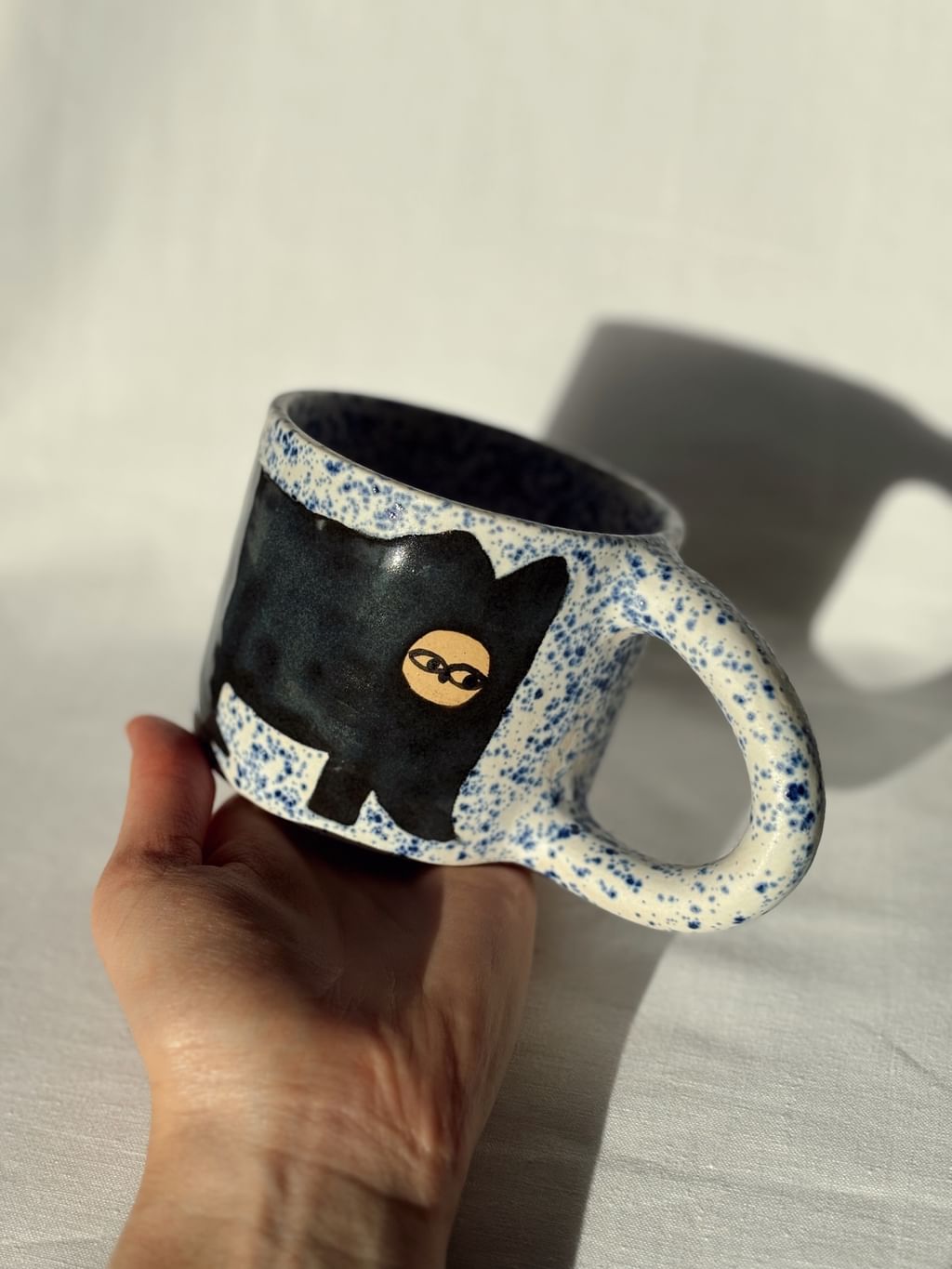 Kubek ceramiczny z ciemnym granatowym kotem