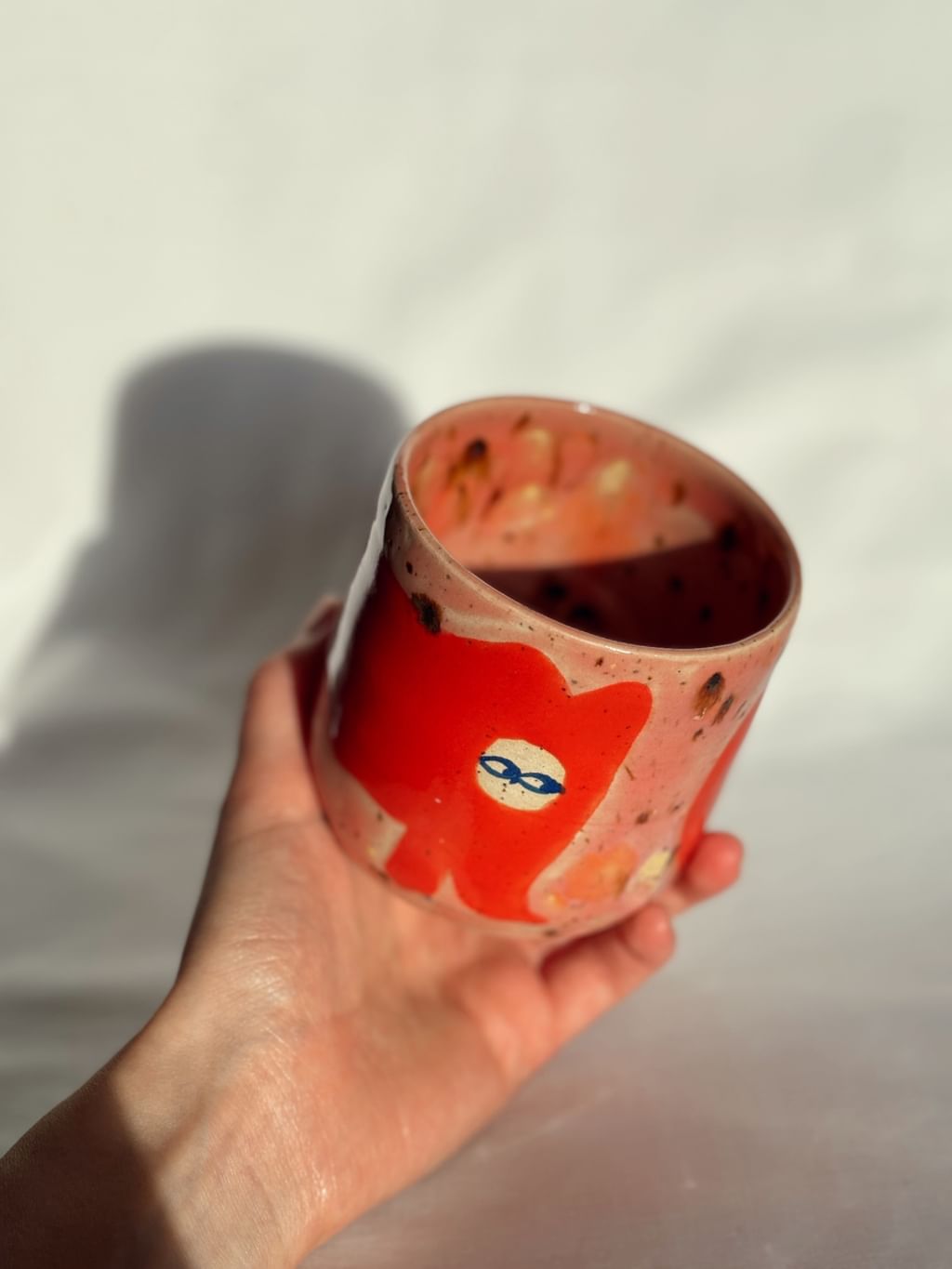 Czarka z czerwonym kotem