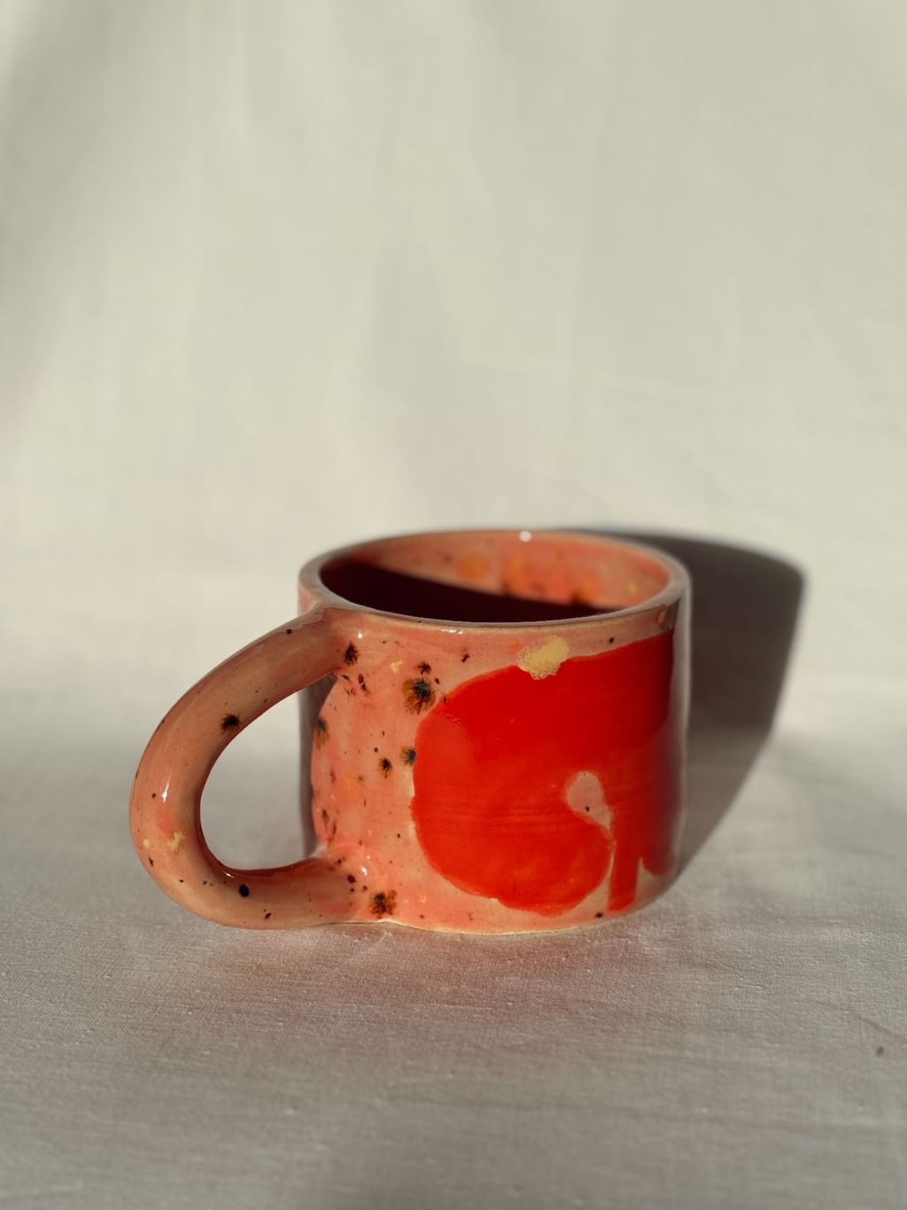 Kubek ceramiczny z czerwonym kotem