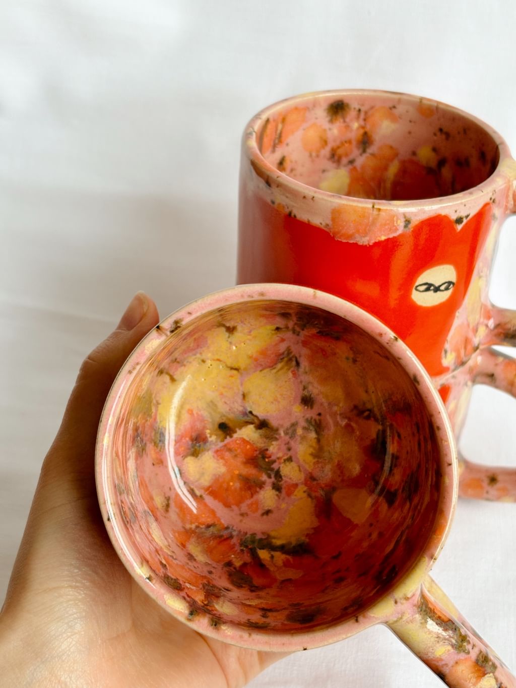 Kubek ceramiczny z czerwonym kotem