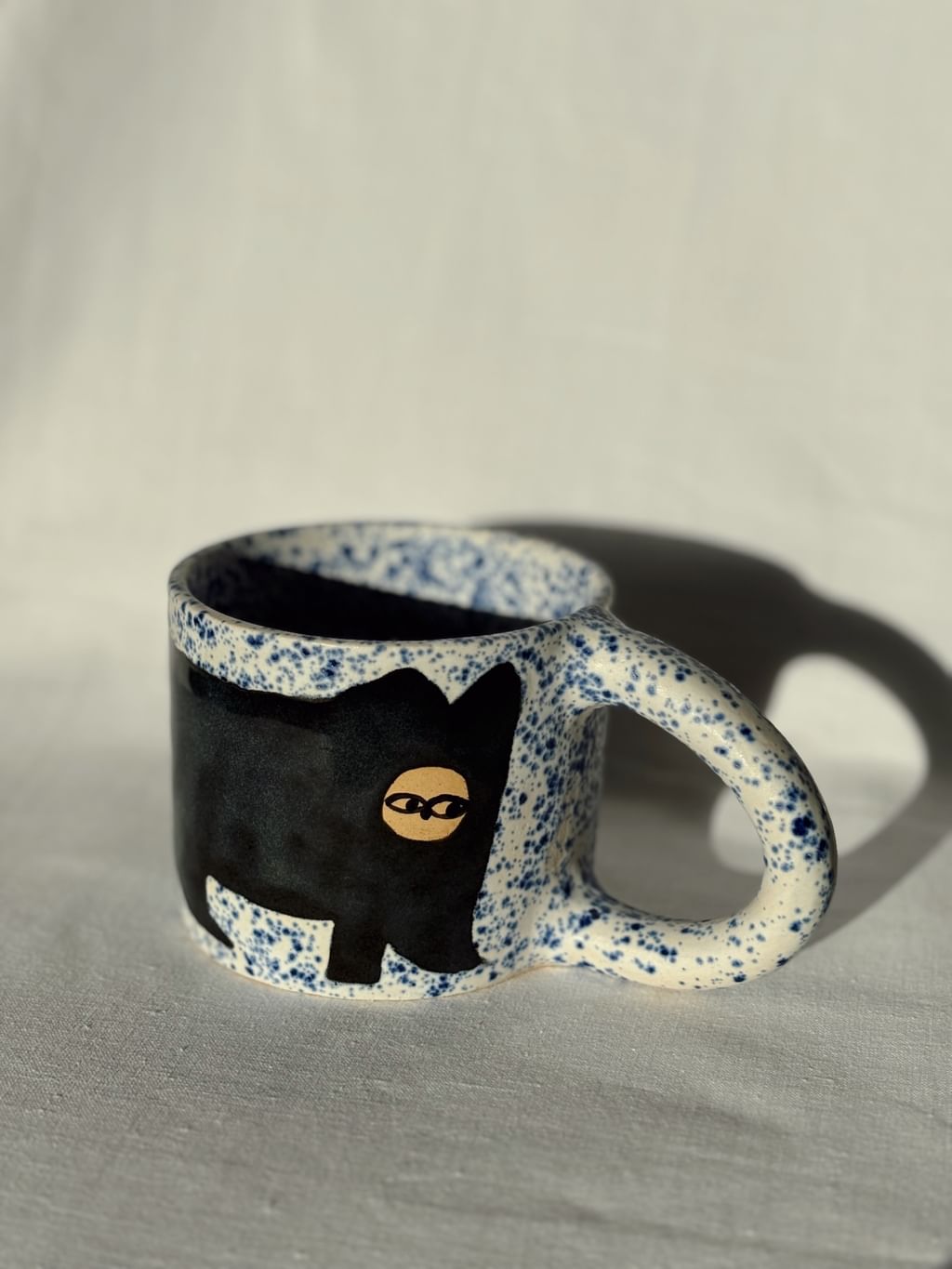 Kubek ceramiczny z ciemnym granatowym kotem