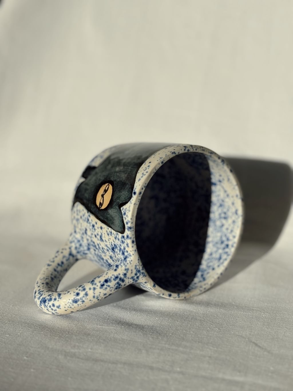 Kubek ceramiczny z granatowym kotem  