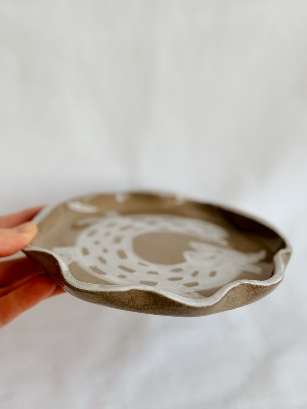 Talerz ceramiczny szary z jasnym kotem