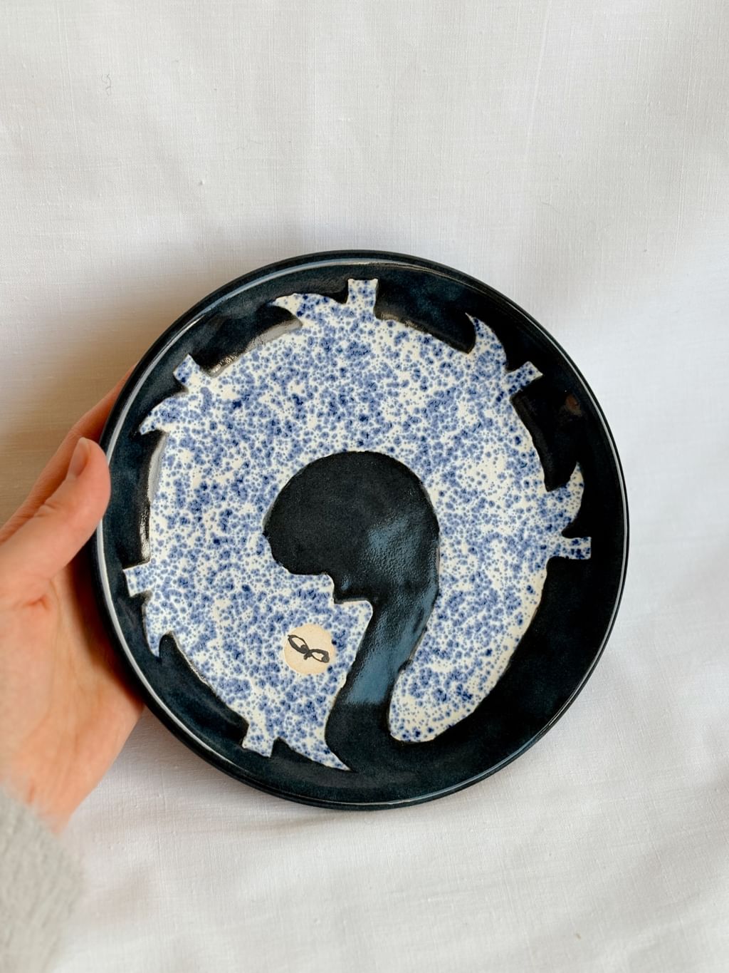 Talerz ceramiczny z jasnym kotem 