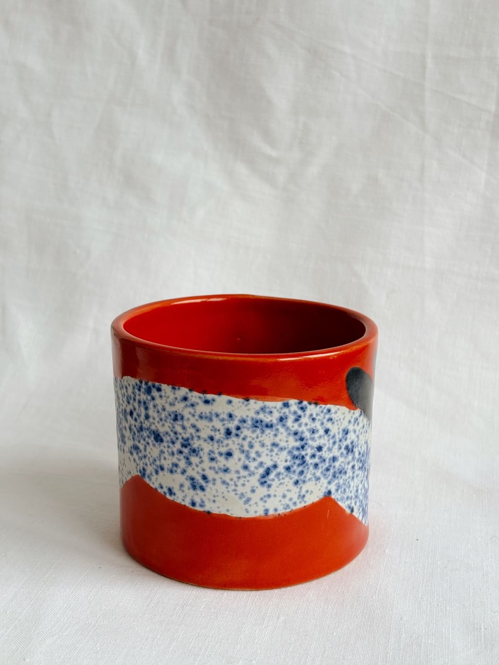 Kubek ceramiczny z królikiem