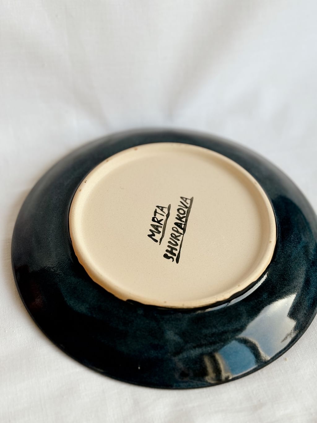 Talerz ceramiczny z jasnym kotem 