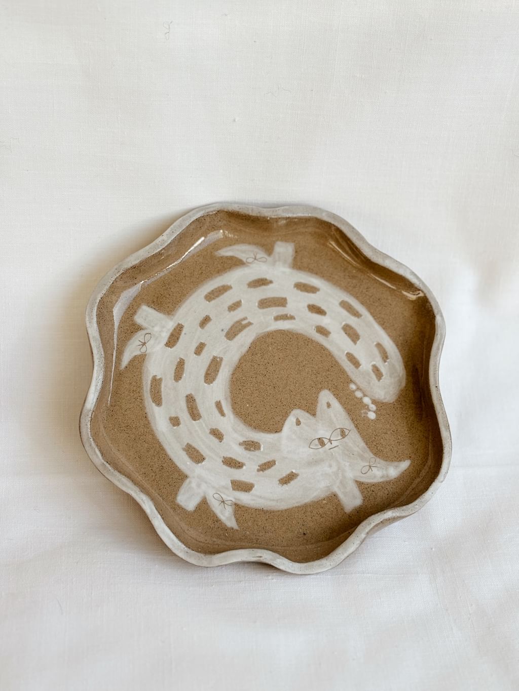 Talerz ceramiczny szary z jasnym kotem