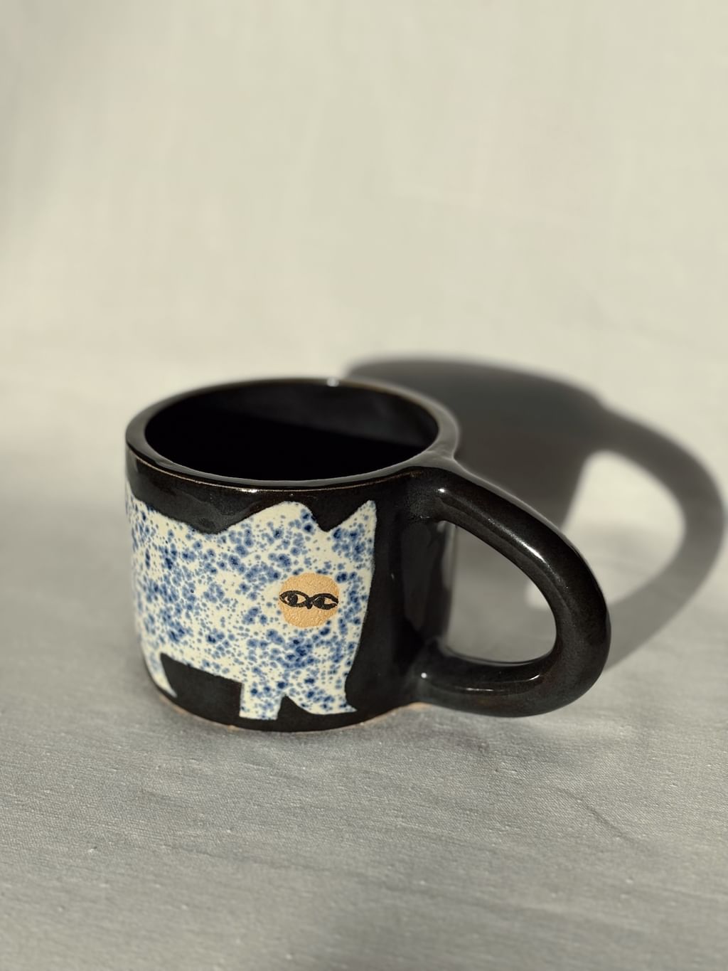 Kubek ceramiczny z jasnym kotem