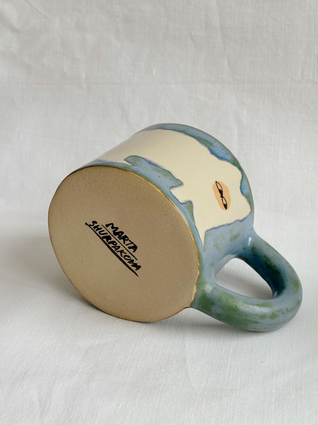 Kubek ceramiczny z jasnym kotem