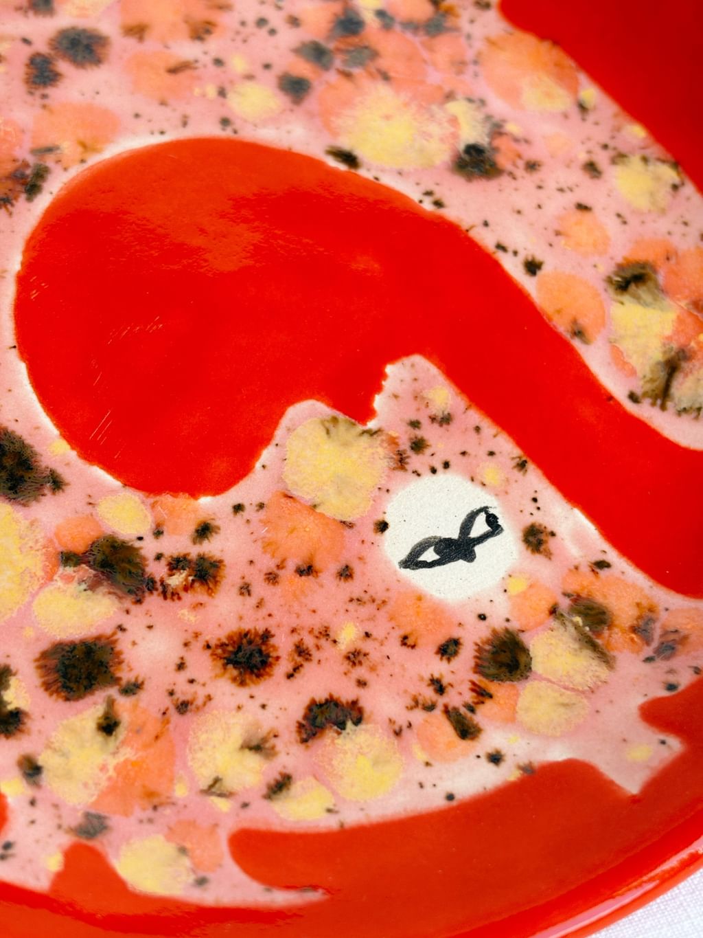 Talerz ceramiczny z różowym kotem