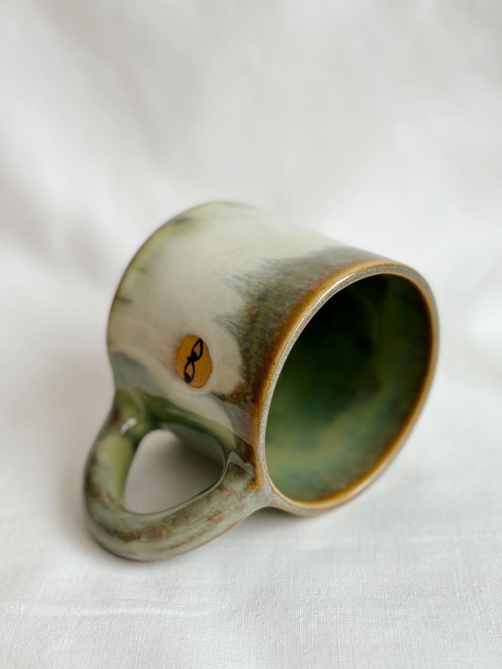 Kubek ceramiczny z jasnym kotem