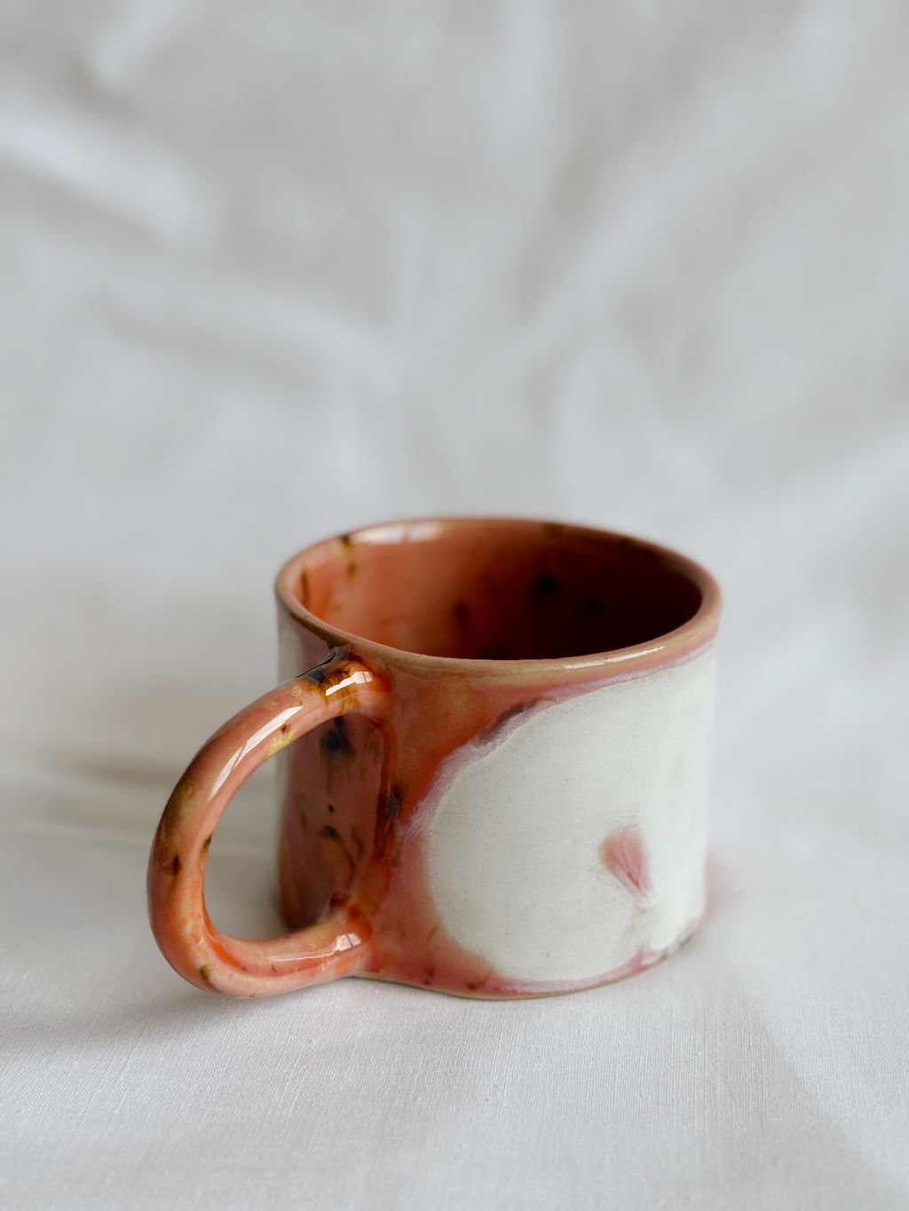 Kubek ceramiczny z białym kotem