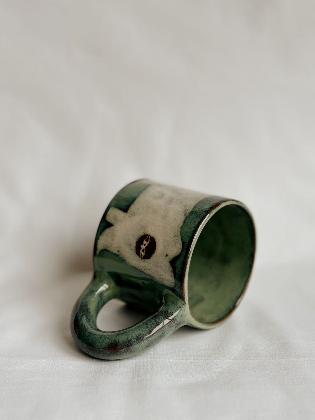 Kubek ceramiczny z beżowym kotem 