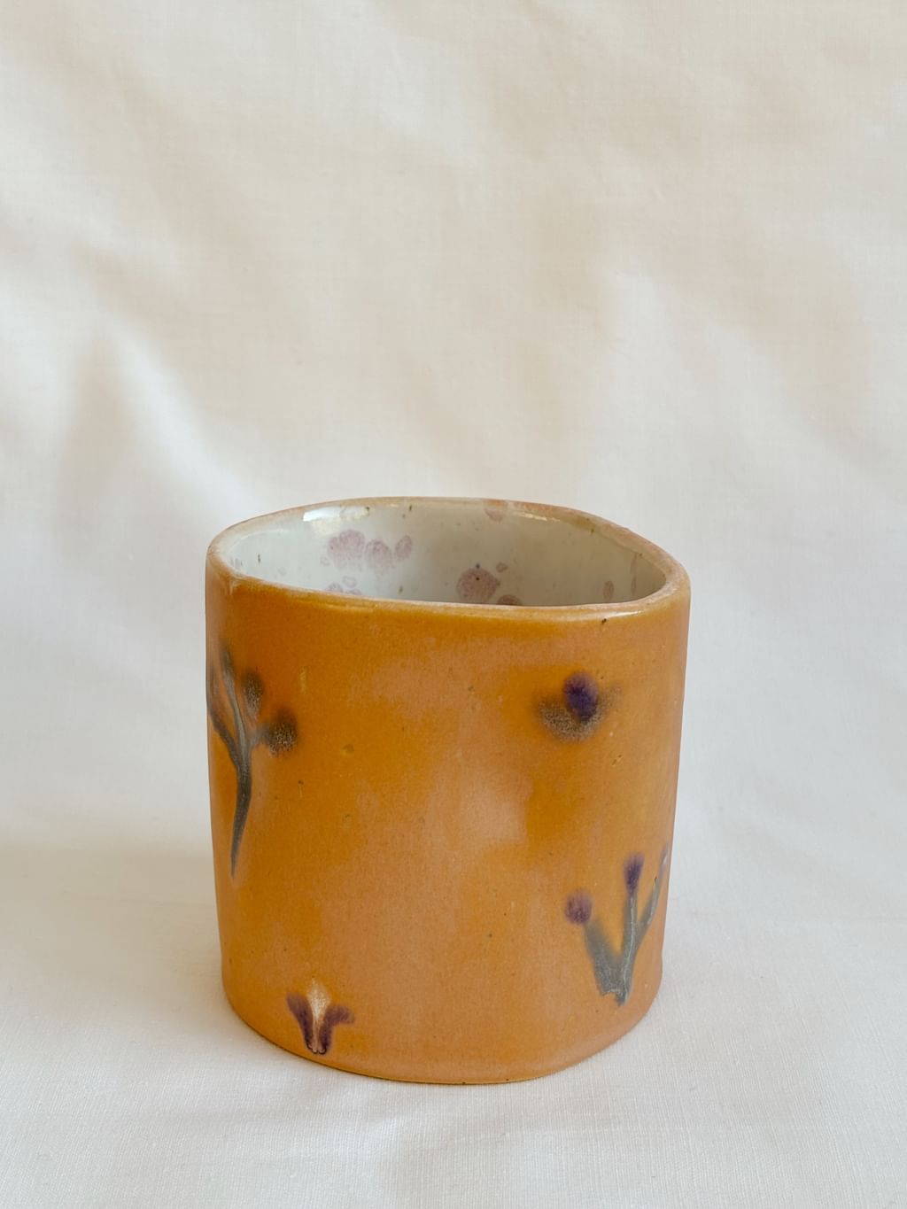 Czarka z motywem roślinnym