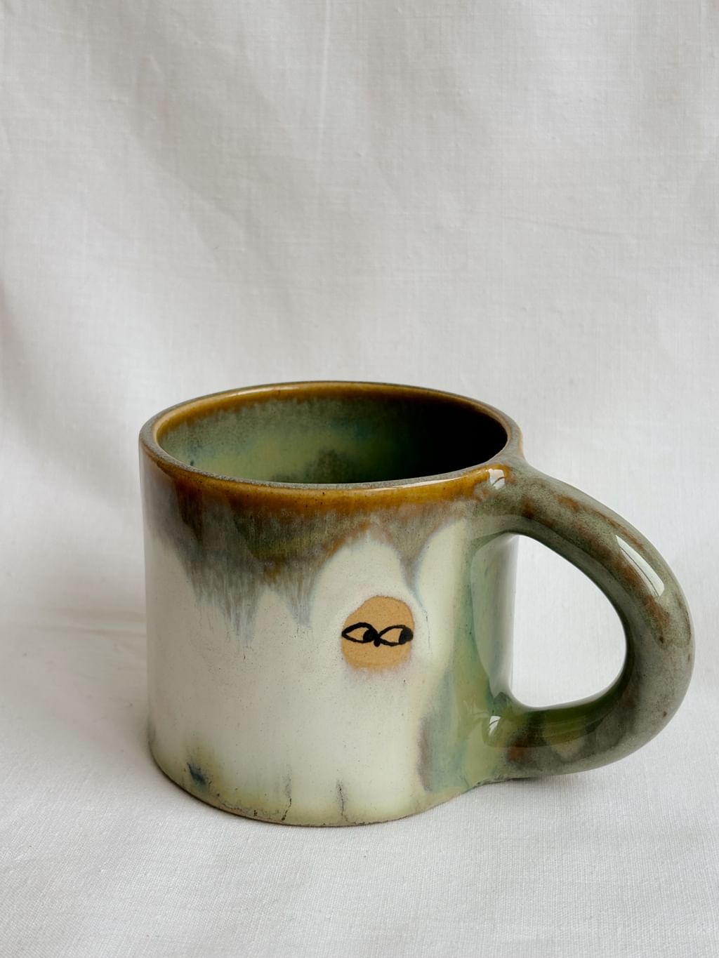 Kubek ceramiczny z jasnym kotem