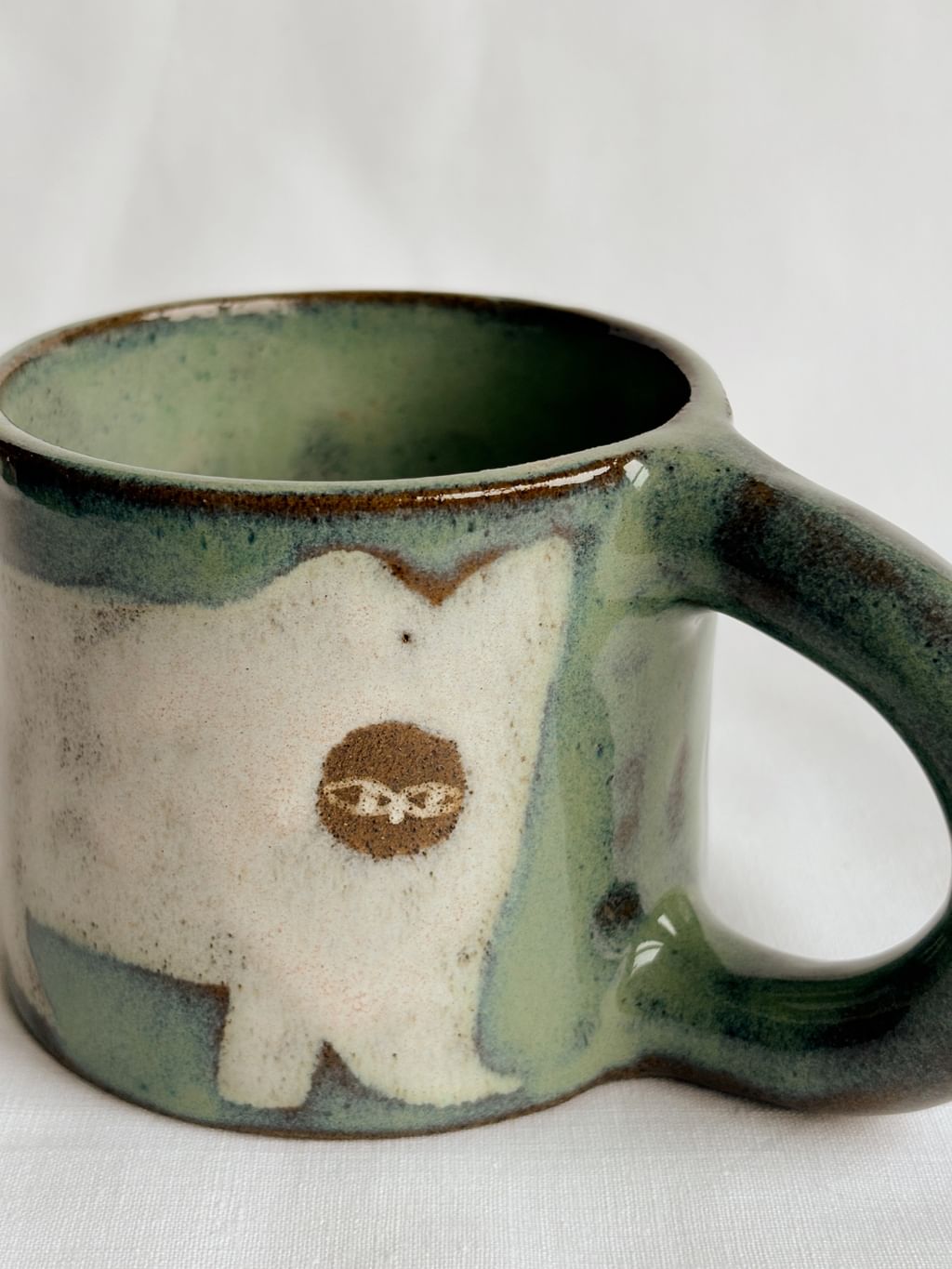 Kubek ceramiczny z beżowym kotem 