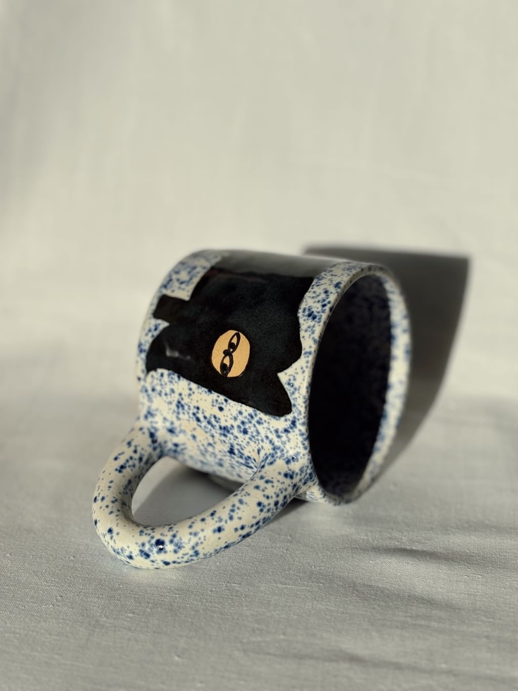 Kubek ceramiczny z ciemnym granatowym kotem