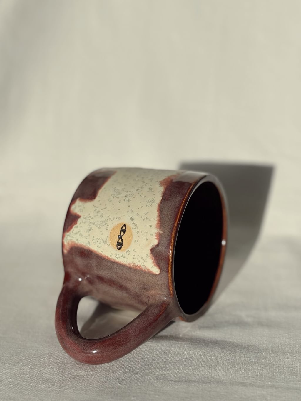 Kubek ceramiczny z jasnym kotem