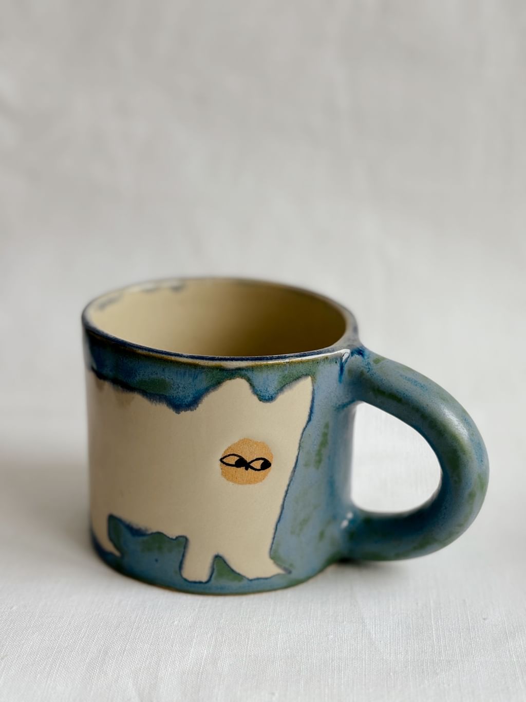 Kubek ceramiczny z jasnym kotem