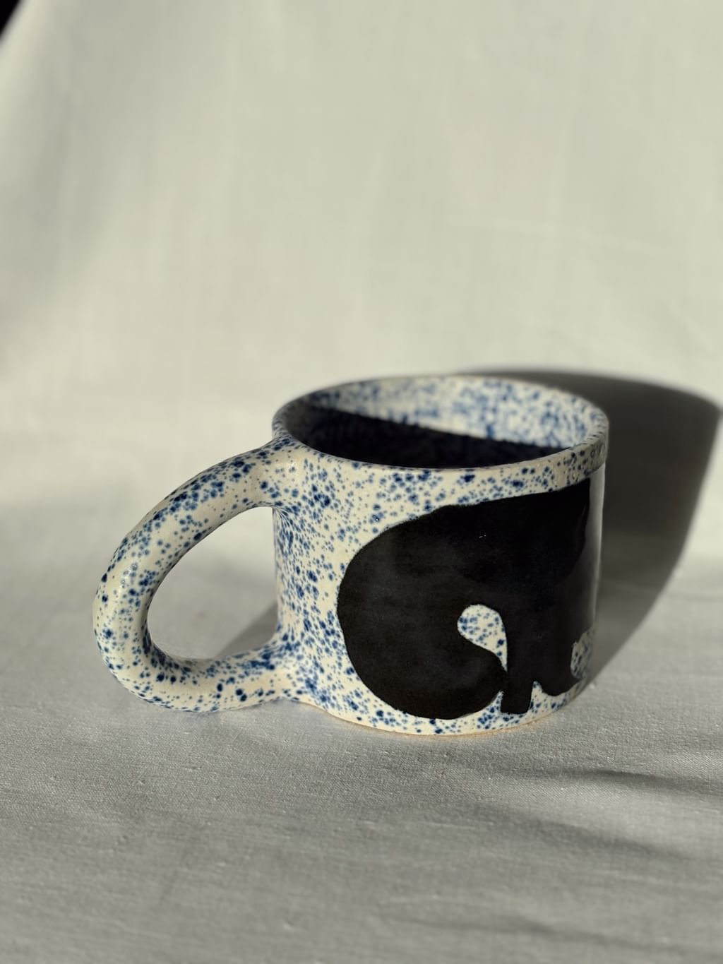 Kubek ceramiczny z ciemnym granatowym kotem