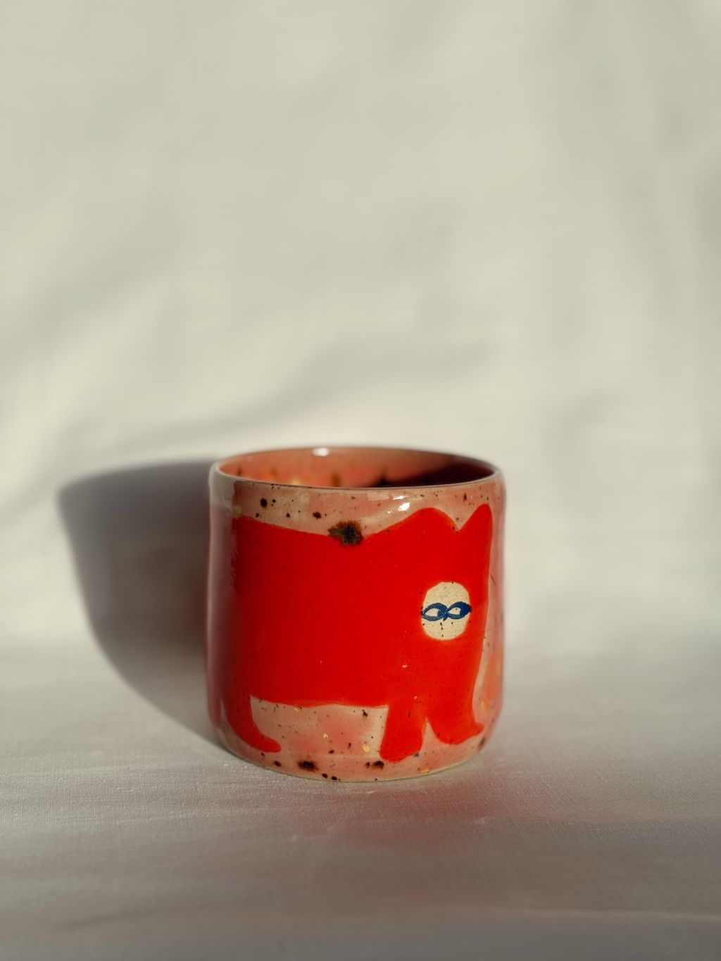 Czarka z czerwonym kotem