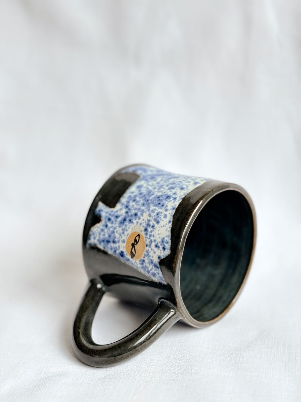 Kubek ceramiczny z jasnym kotem 