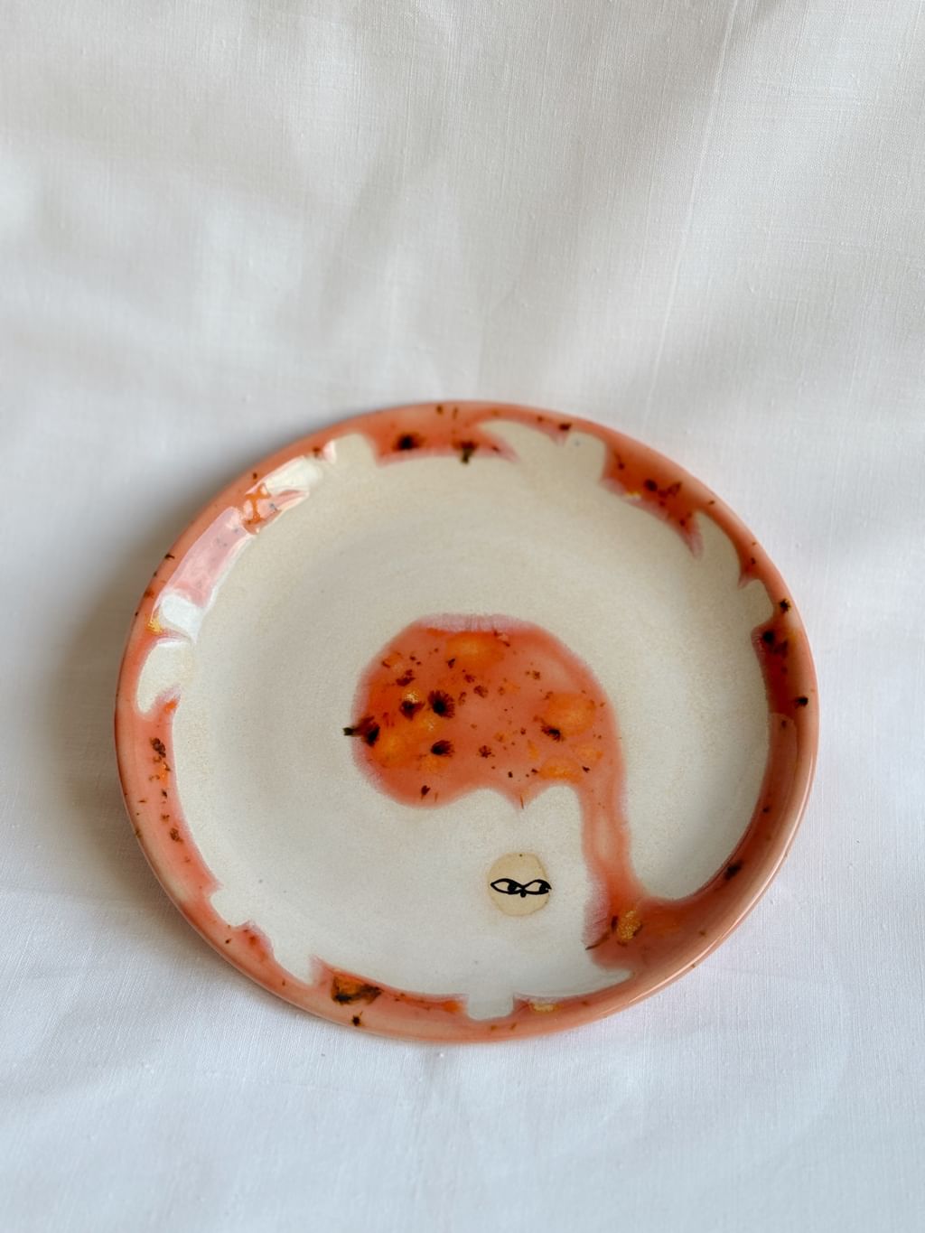 Talerz ceramiczny z jasnym kotem 