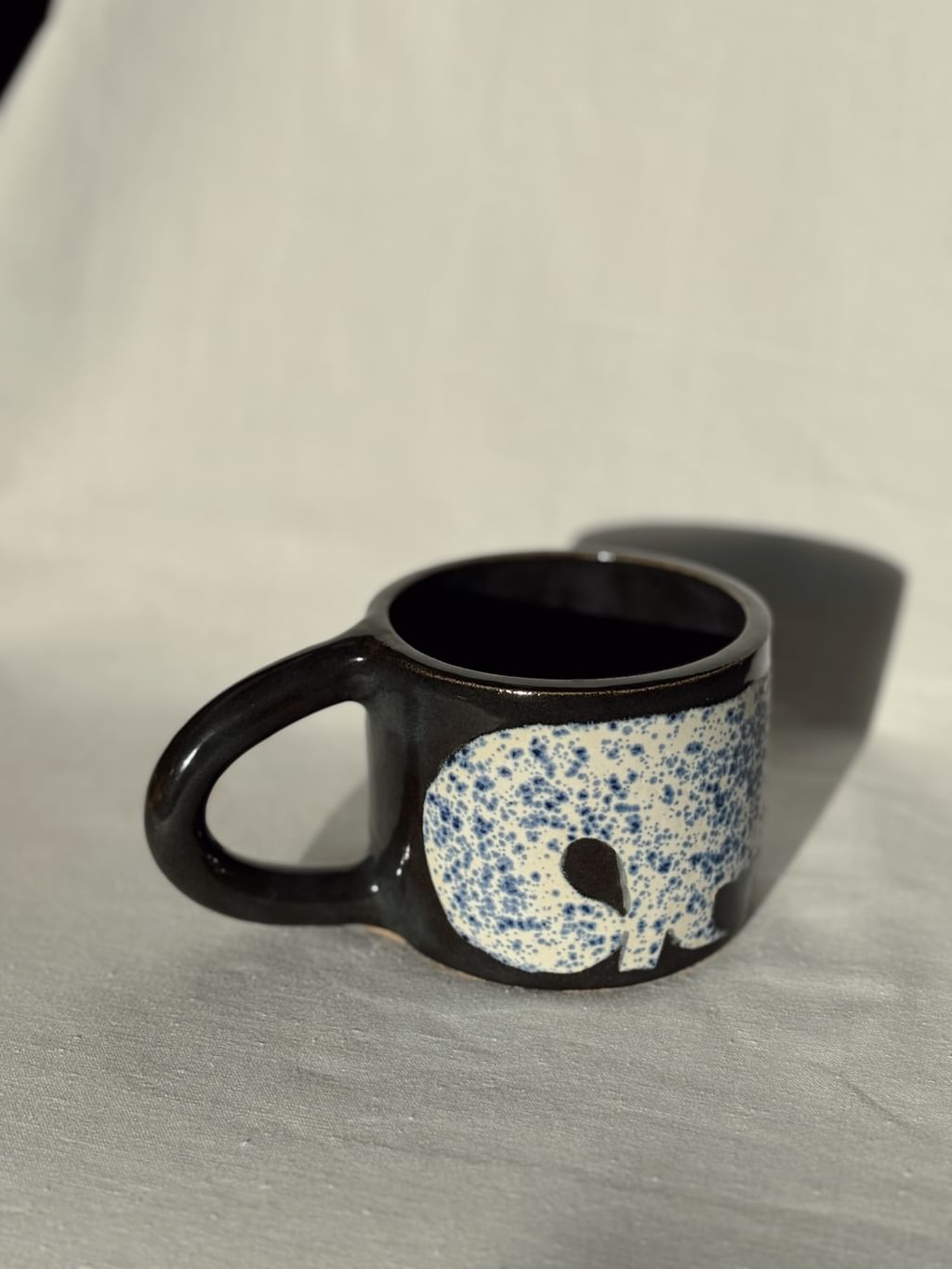 Kubek ceramiczny z jasnym kotem