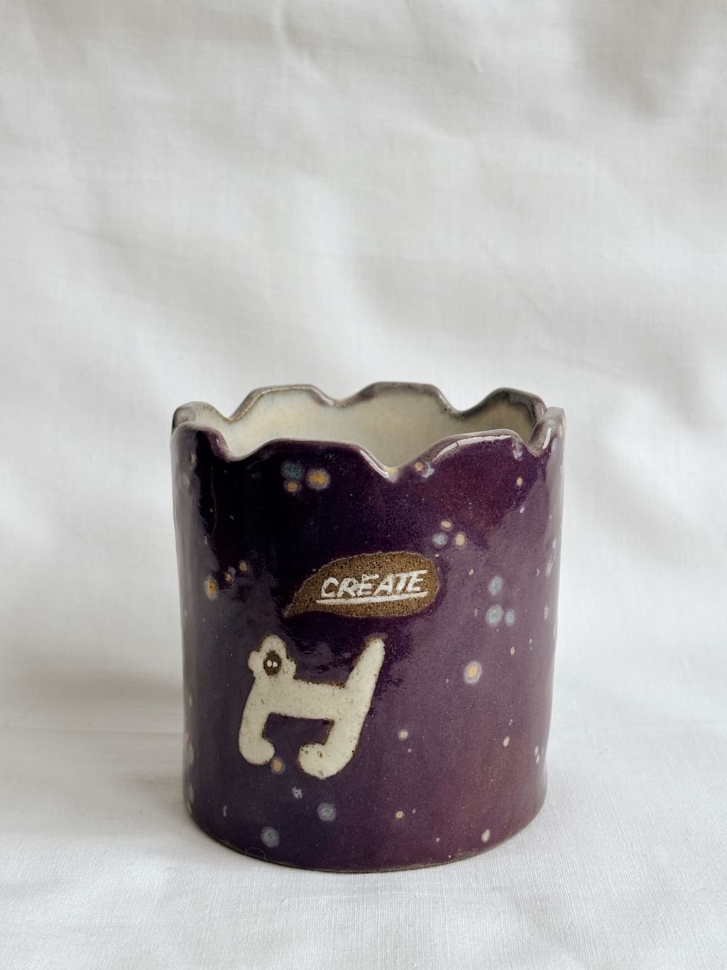 Ceramiczny kubek na wodę i pędzle