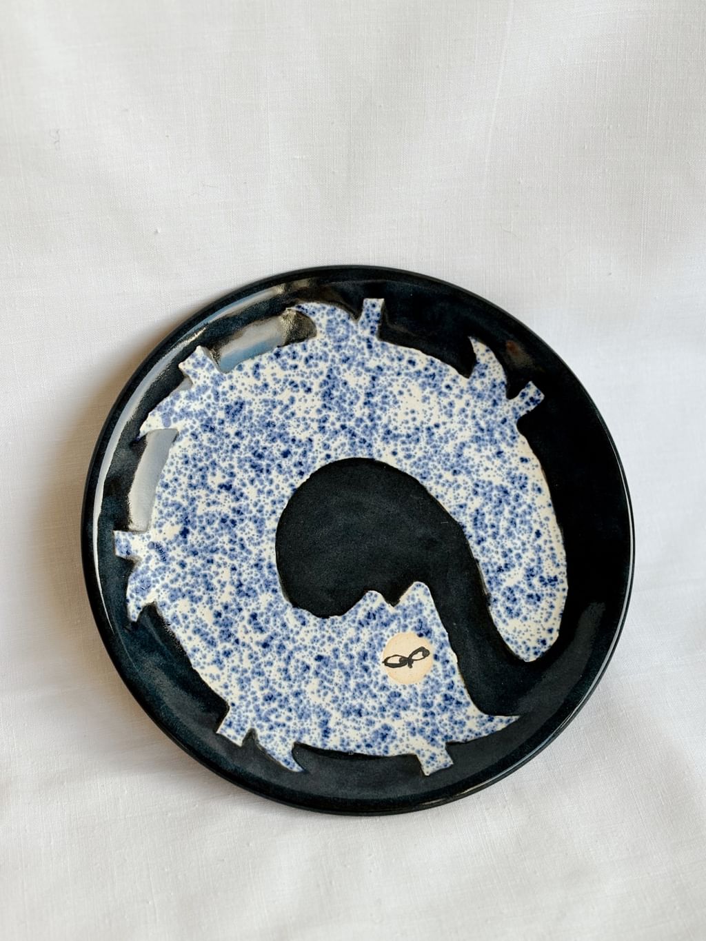 Talerz ceramiczny z jasnym kotem 