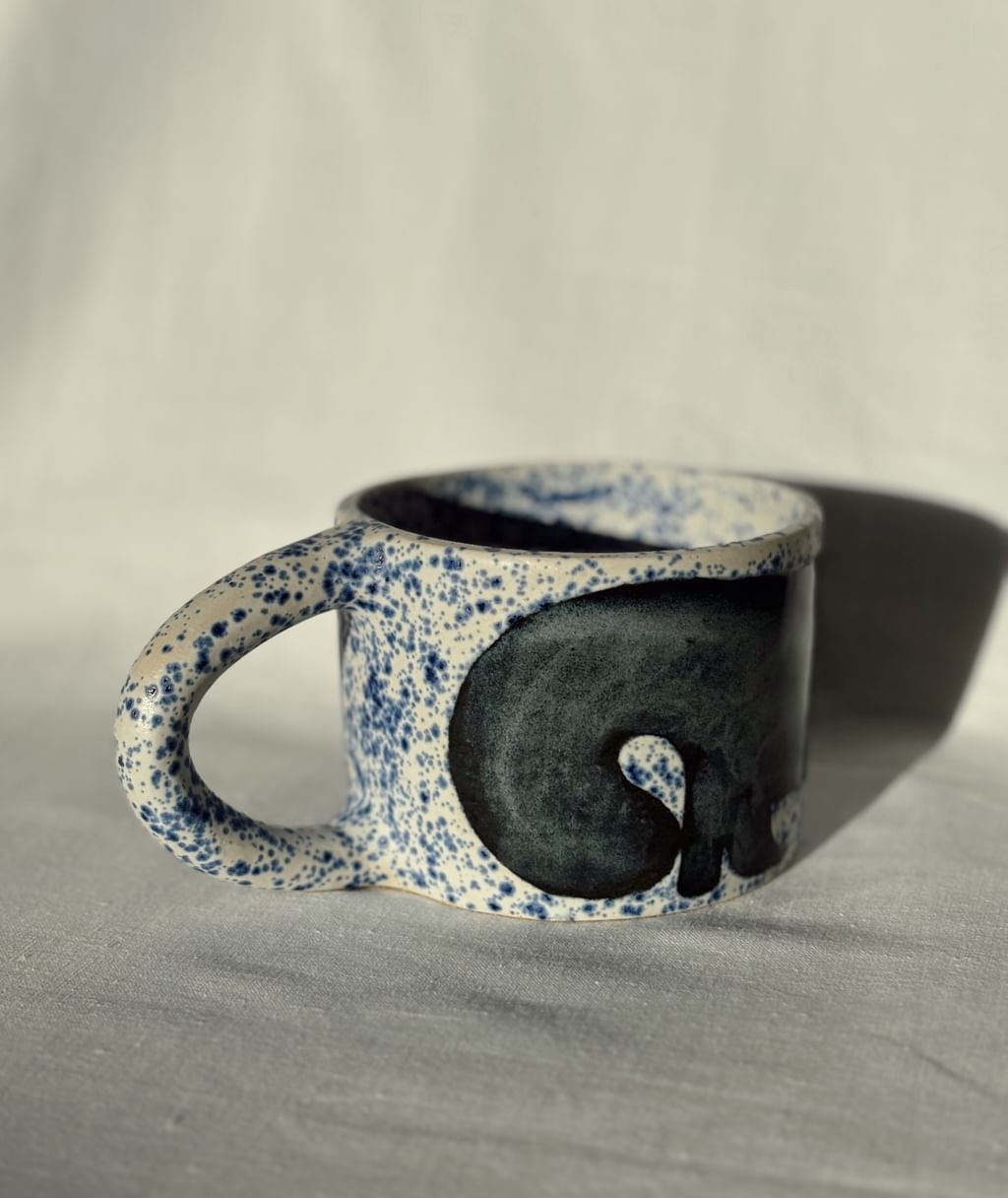 Kubek ceramiczny z granatowym kotem  