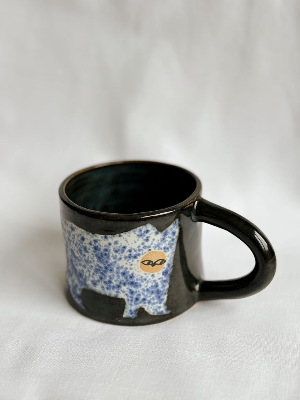 Kubek ceramiczny z jasnym kotem 