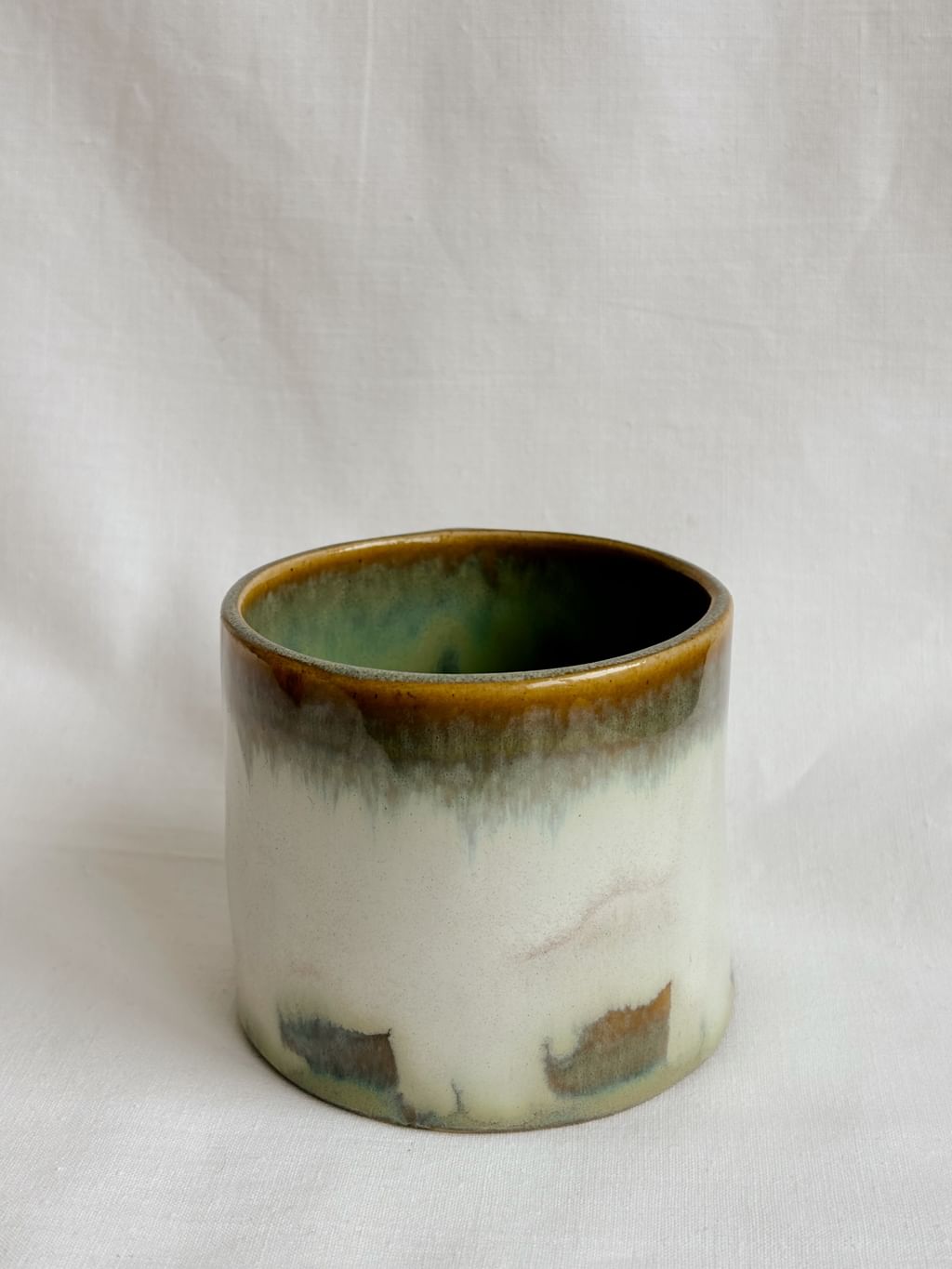 Kubek ceramiczny z jasnym kotem