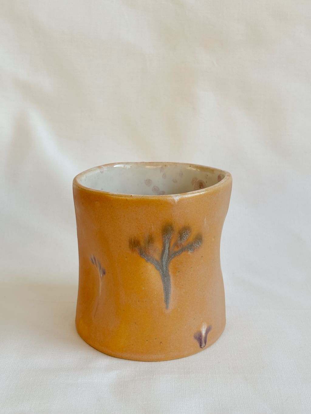 Czarka z motywem roślinnym