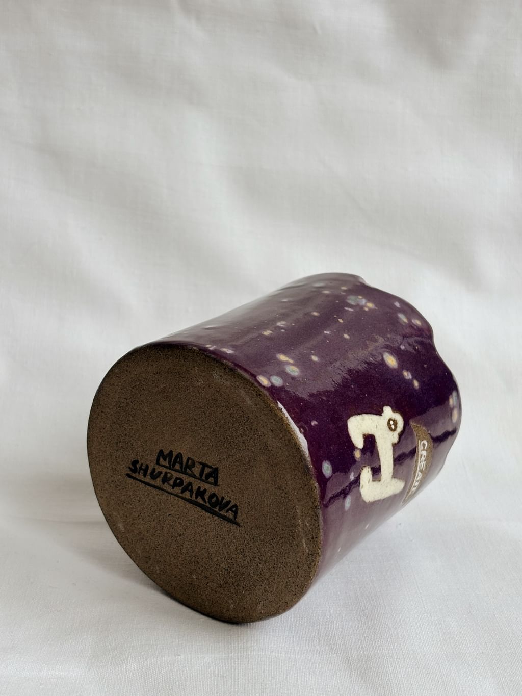 Ceramiczny kubek na wodę i pędzle