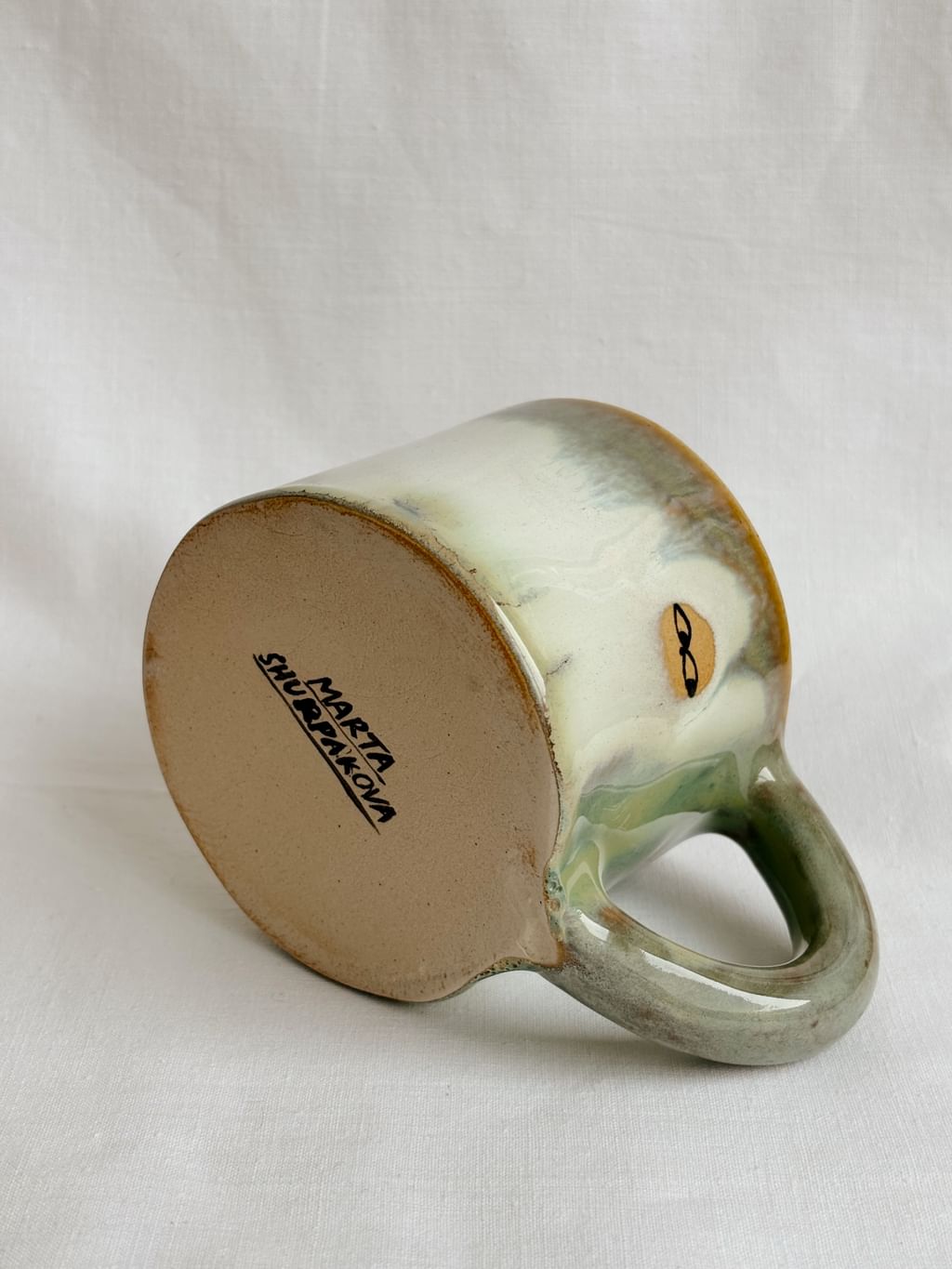 Kubek ceramiczny z jasnym kotem