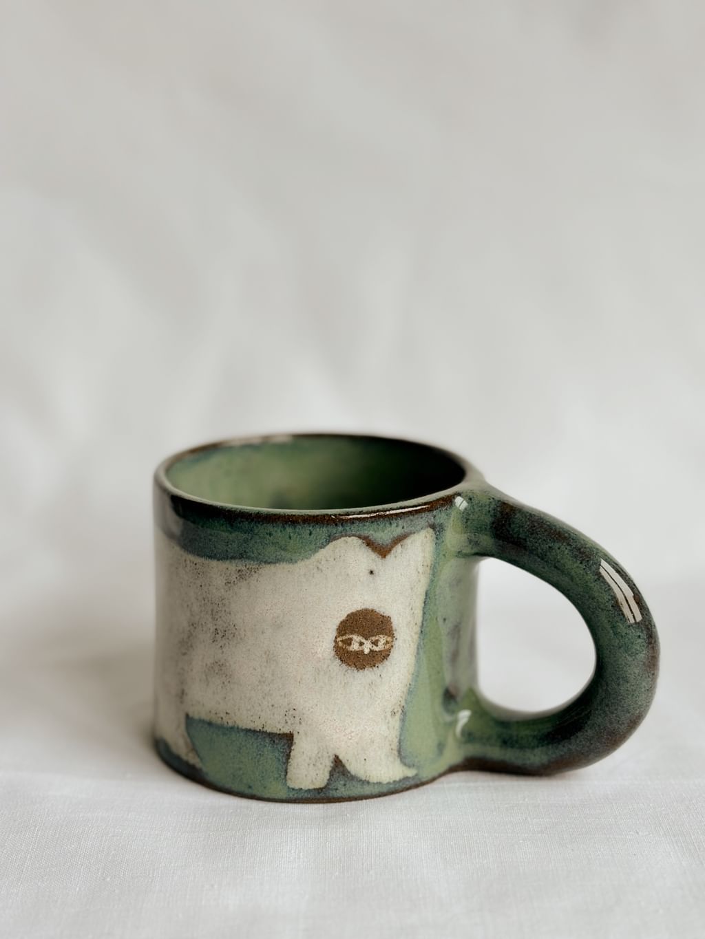 Kubek ceramiczny z beżowym kotem 