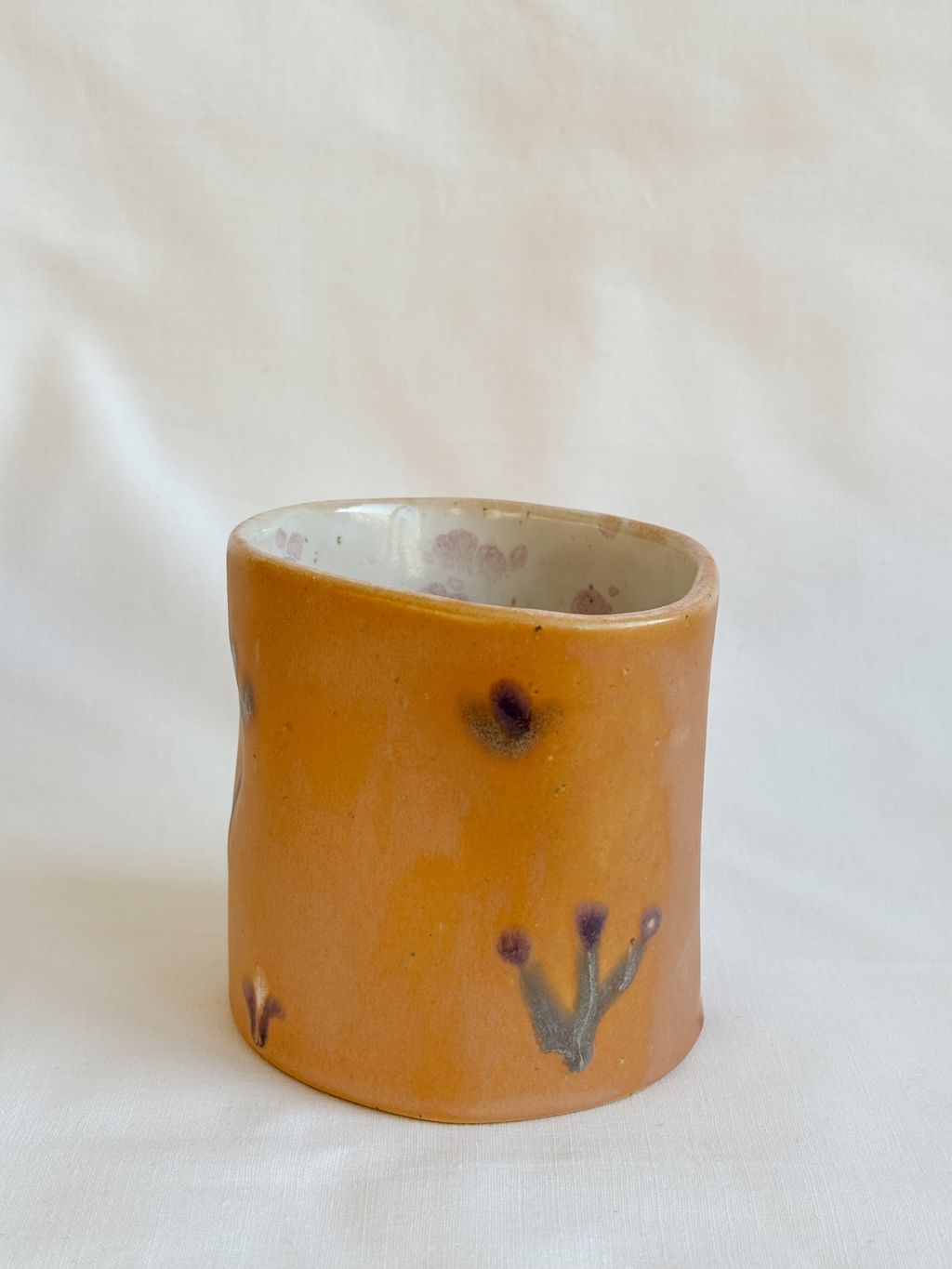 Czarka z motywem roślinnym