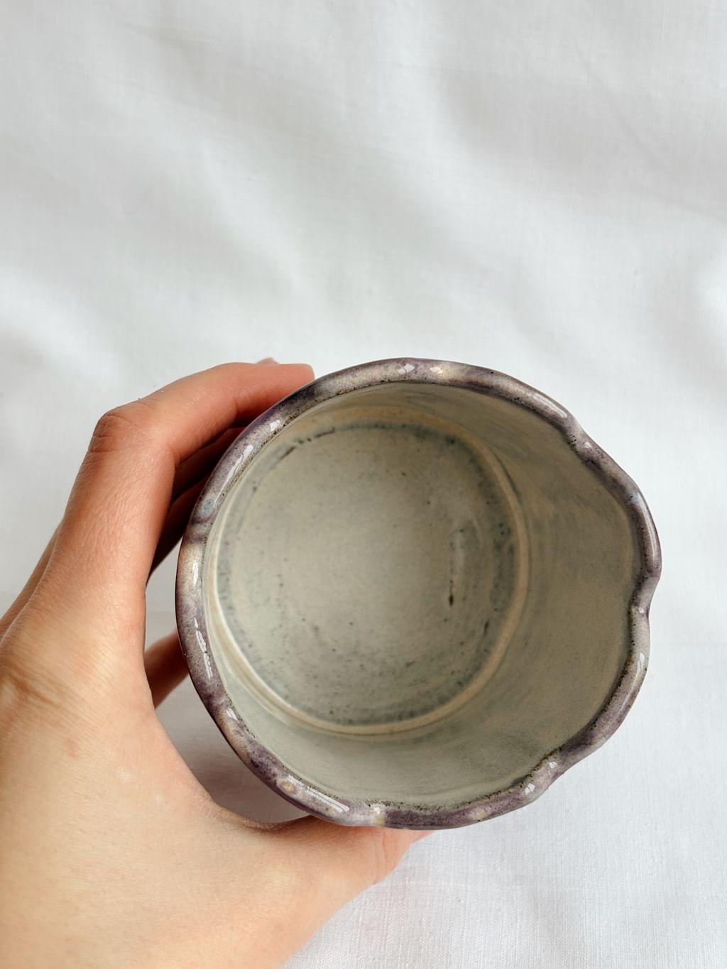 Ceramiczny kubek na wodę i pędzle