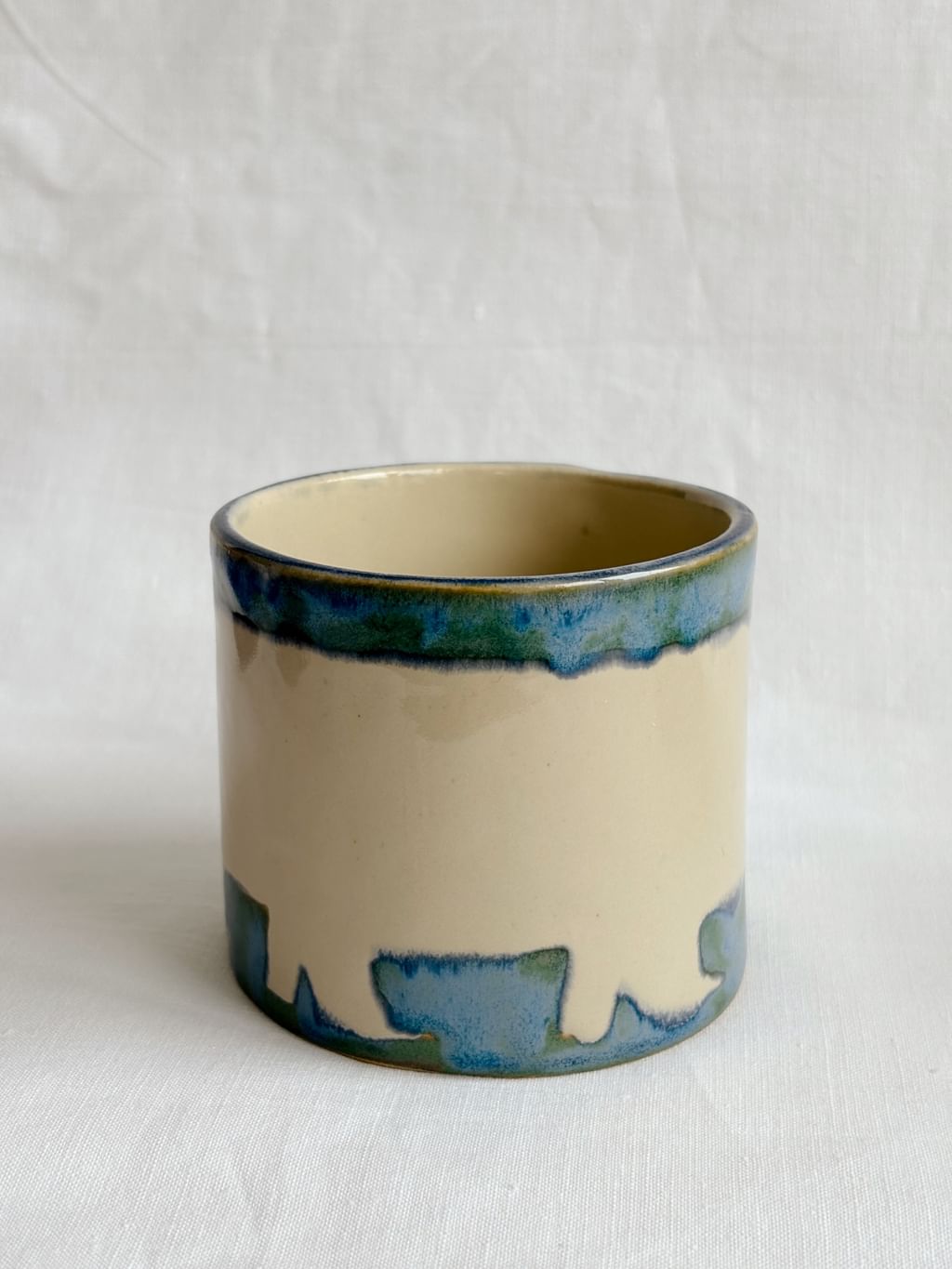 Kubek ceramiczny z jasnym kotem