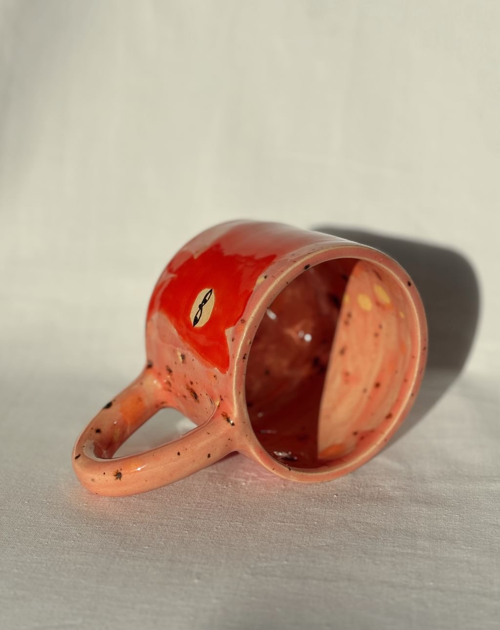 Kubek ceramiczny z czerwonym kotem