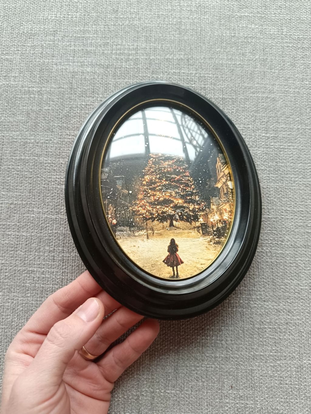 Plakat Noc w miasteczku w owalnej ramce