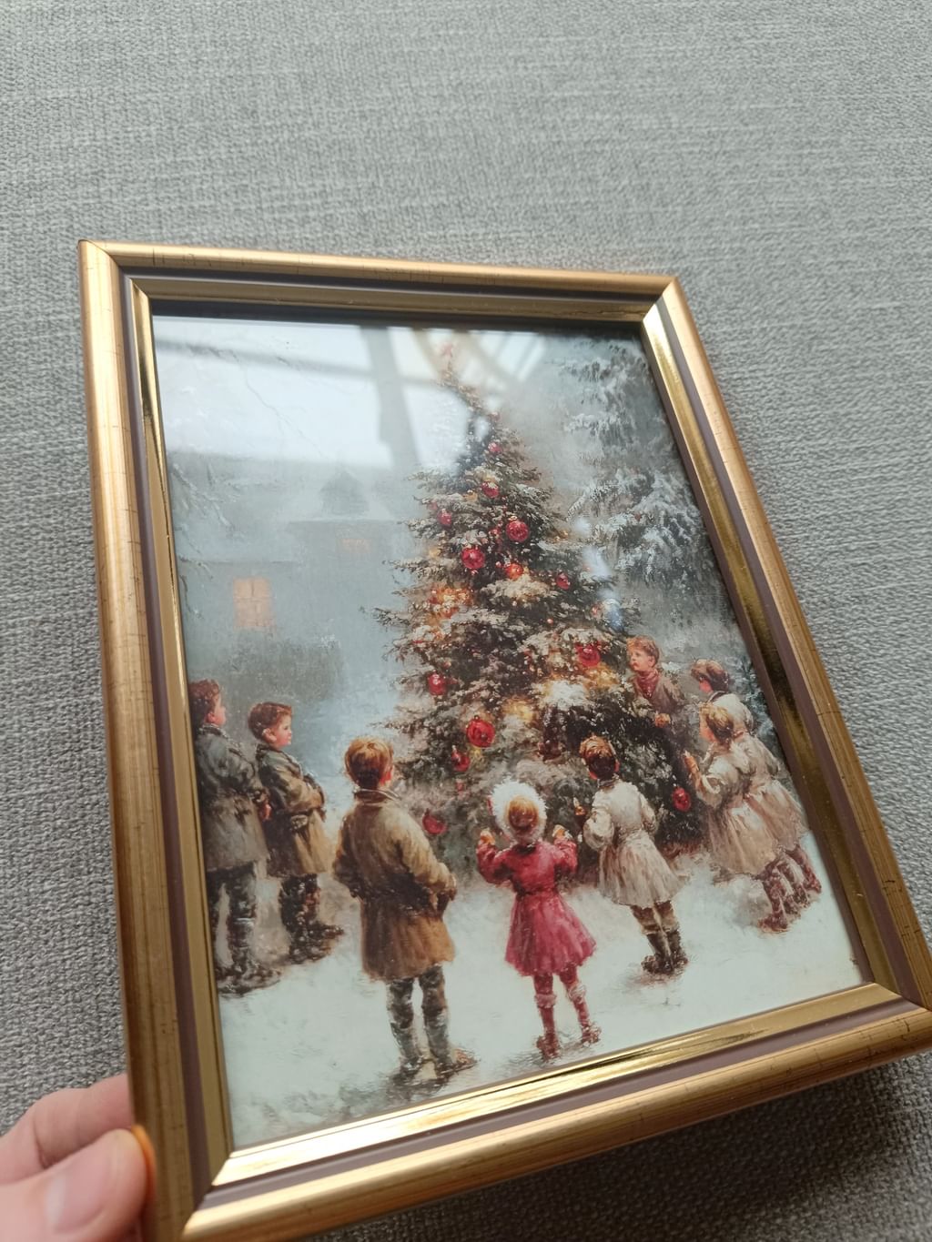 Plakat Dzieci przy choince w ramce